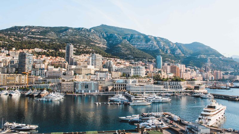 Vue extérieure sur piscine privée et la mer Méditerranée d’une des villas de Luxe Vista Magnifika