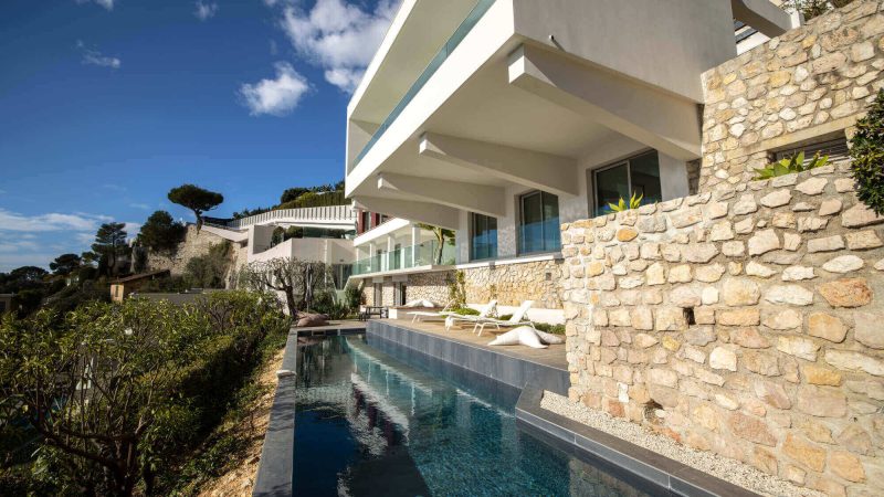 Piscine extérieure d'une des villas prestigieuses et luxueuses de Vista Magnifika dans le Sud de la France vue mer.