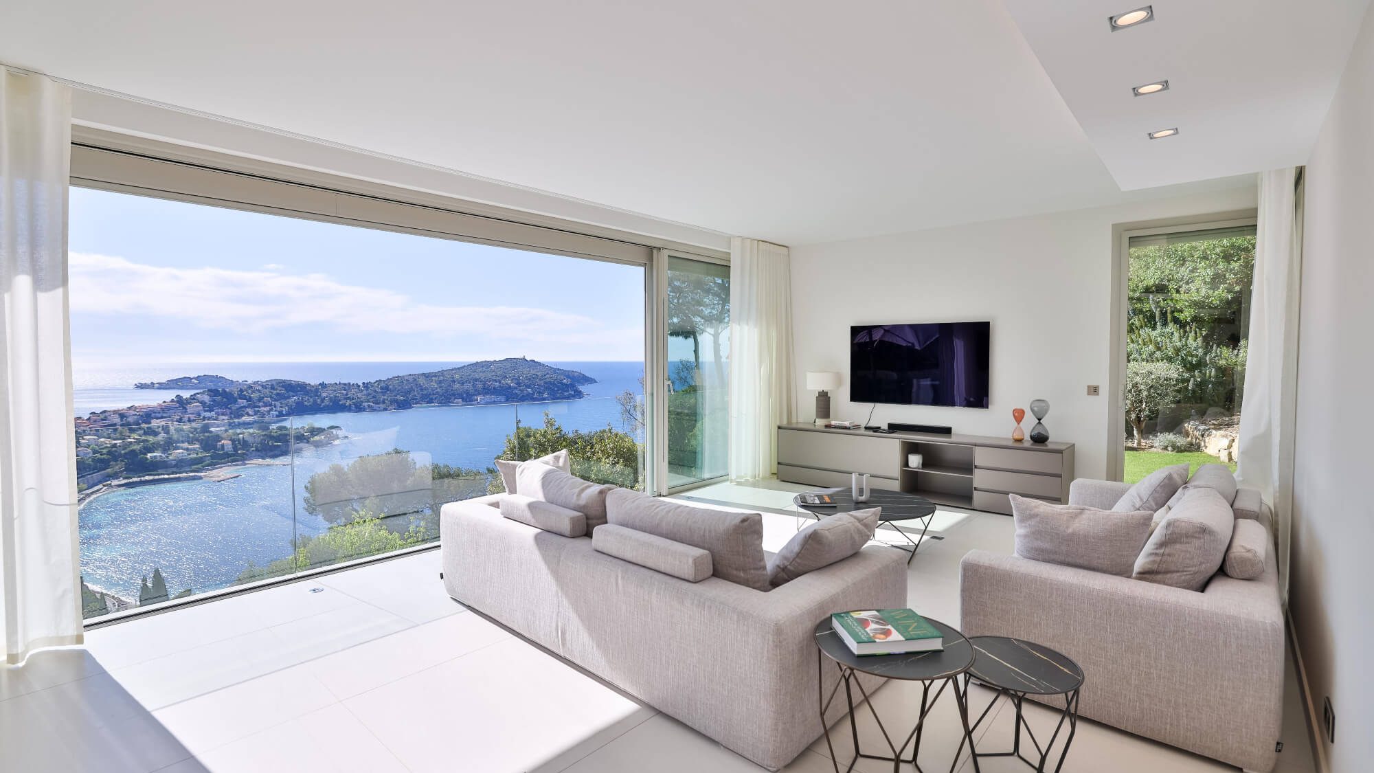 Luxurious, modern lounge with panoramic view of the sea and the Villefranche peninsula on the Côte d'Azur